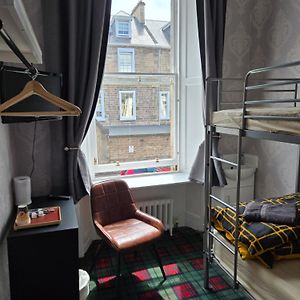 Kleines Zimmer mit zwei Einzelbetten